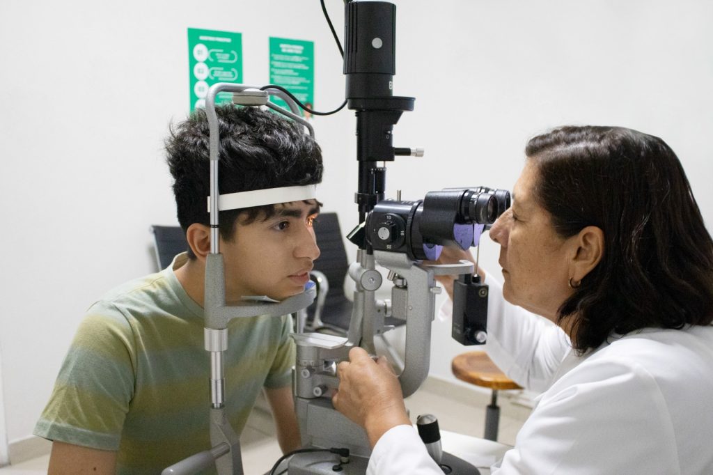 La miopía infantil suele detectarse entre los 6 y 12 años, y si no se controla a tiempo, puede aumentar rápidamente con el crecimiento del niño.